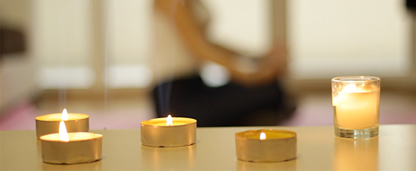 شروع تمرین یوگا با شمع معطر
